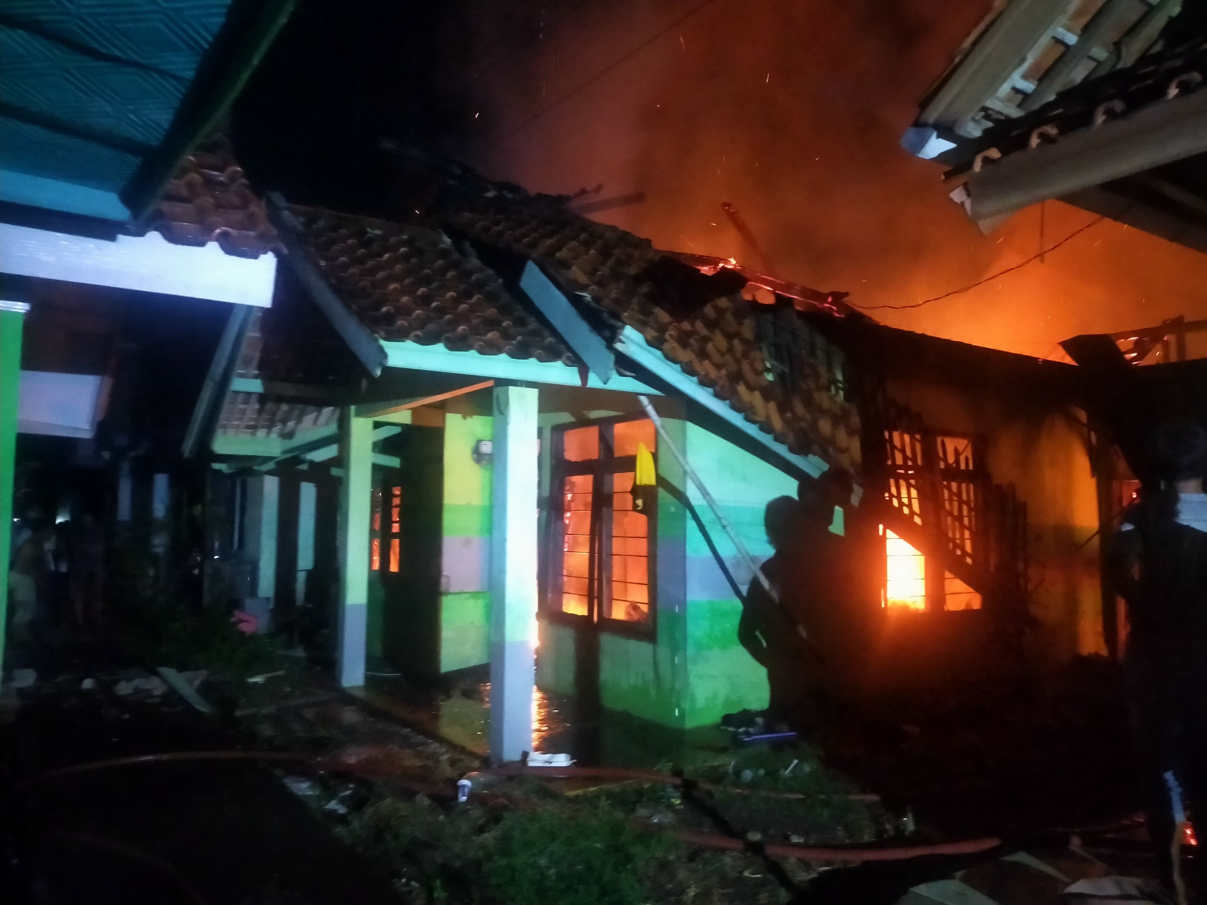 Kebakaran Hebat Lahap Rumah di Cicurug Majalengka, Diduga Akibat Korsleting Listrik