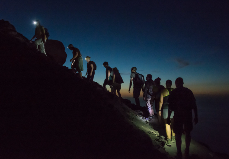 5 Tips Mendaki Gunung Di Malam Hari, Penting Untuk Diperhatikan