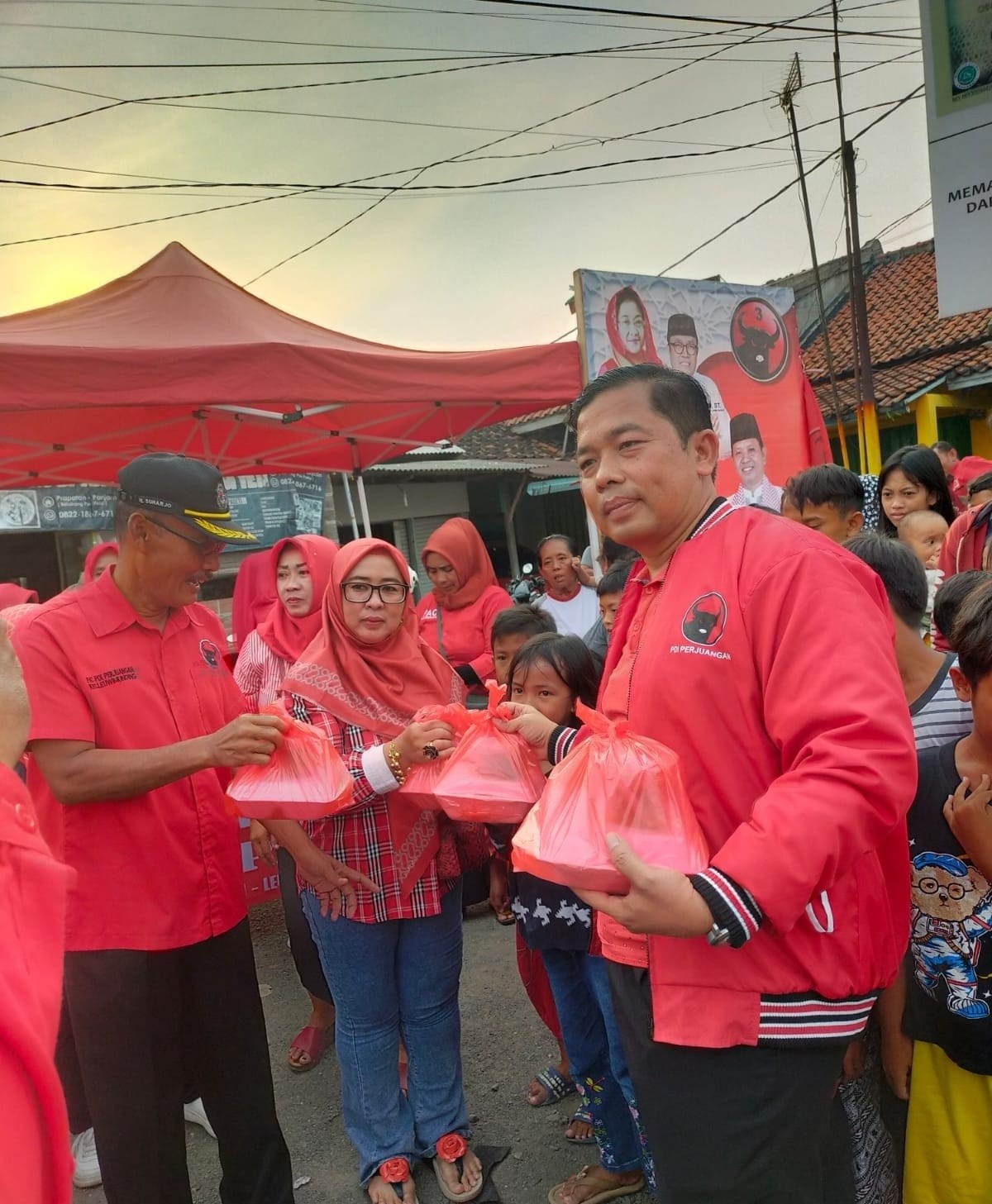 PAC PDIP Sumberjaya Bagikan Ratusan Paket Takjil dan Makanan Pada Pengguna Jalan