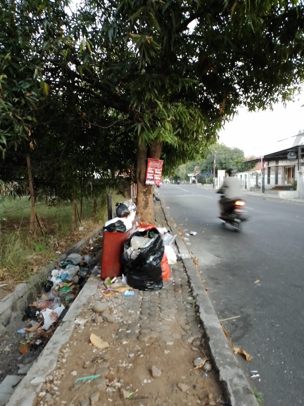 Minimnya Kesadaran akan Kebersihan, Warga Masih Saja Buang Sampah di Atas Trotoar