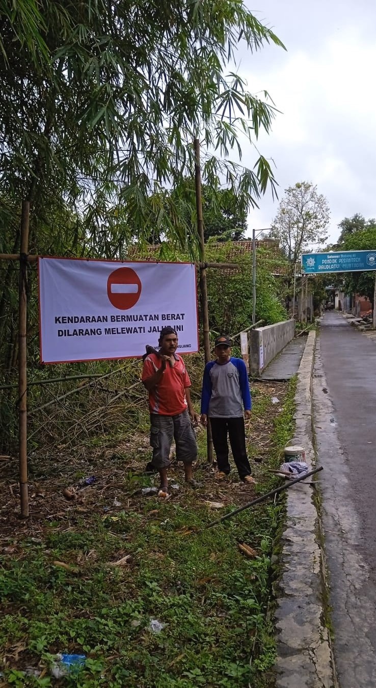 SUNGGUH PRIHATIN! Akses Jalan Pesantren Raudlatul Mubtadiin Terancam Putus Tergerus Sungai Ciwaringin