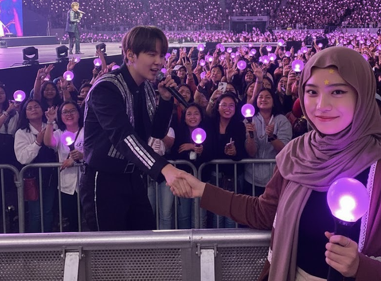 Pose Sambil Pegang Tangan Member BTS, Pakai Kumpulan Prompt Gemini Ai Foto Lagi Nonton Konser K-Pop