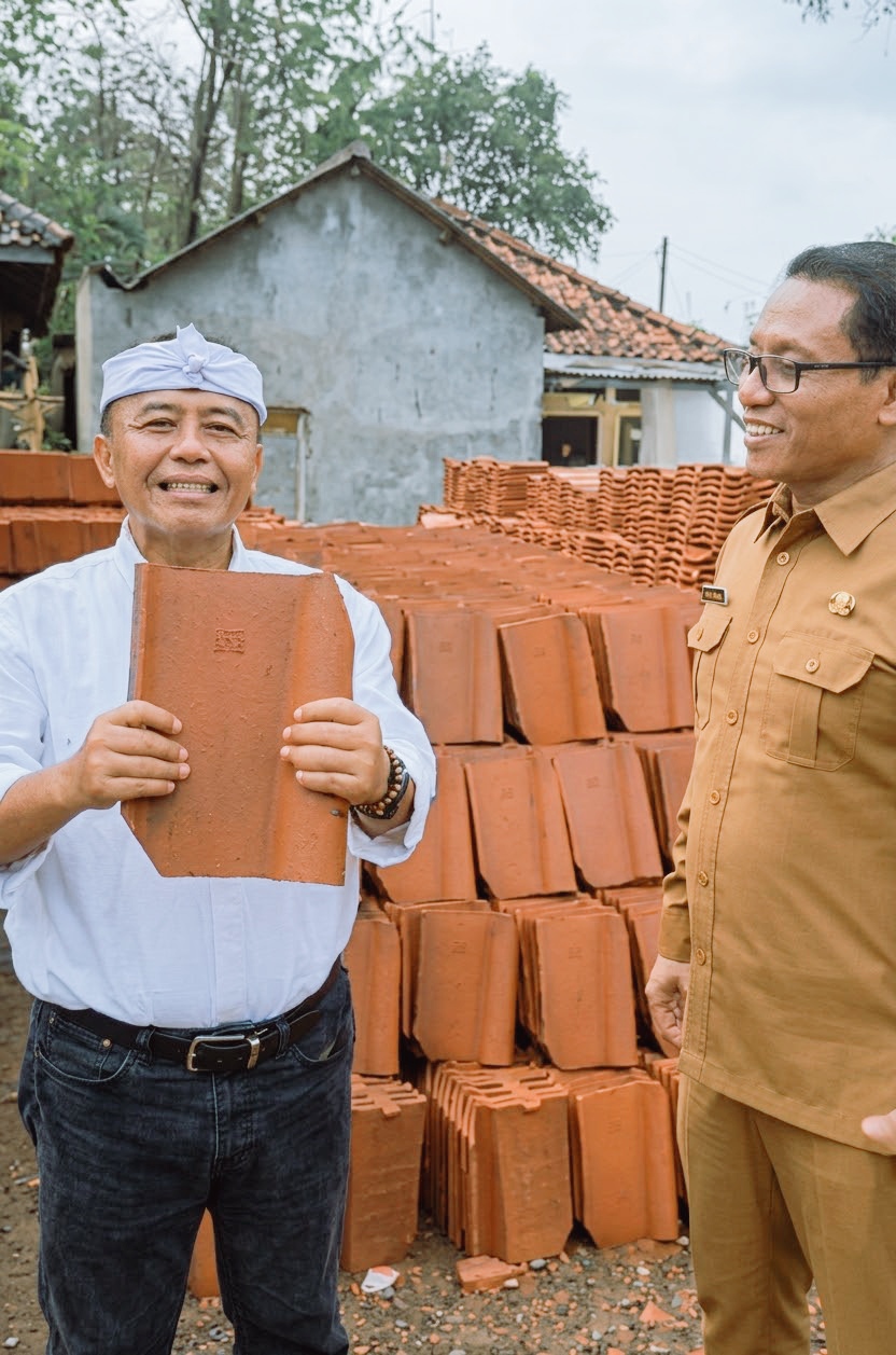 Sekda Jabar dan Majalengka Tinjau Pengrajin Genteng Jatiwangi, Program Gentengisasi Dongkrak UMKM