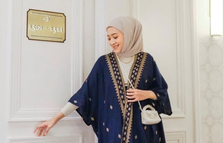 10+ Rekomendasi Baju Navy Cocok Dengan Jilbab Warna Apa? Perhatikan Tampilan Kece ini 