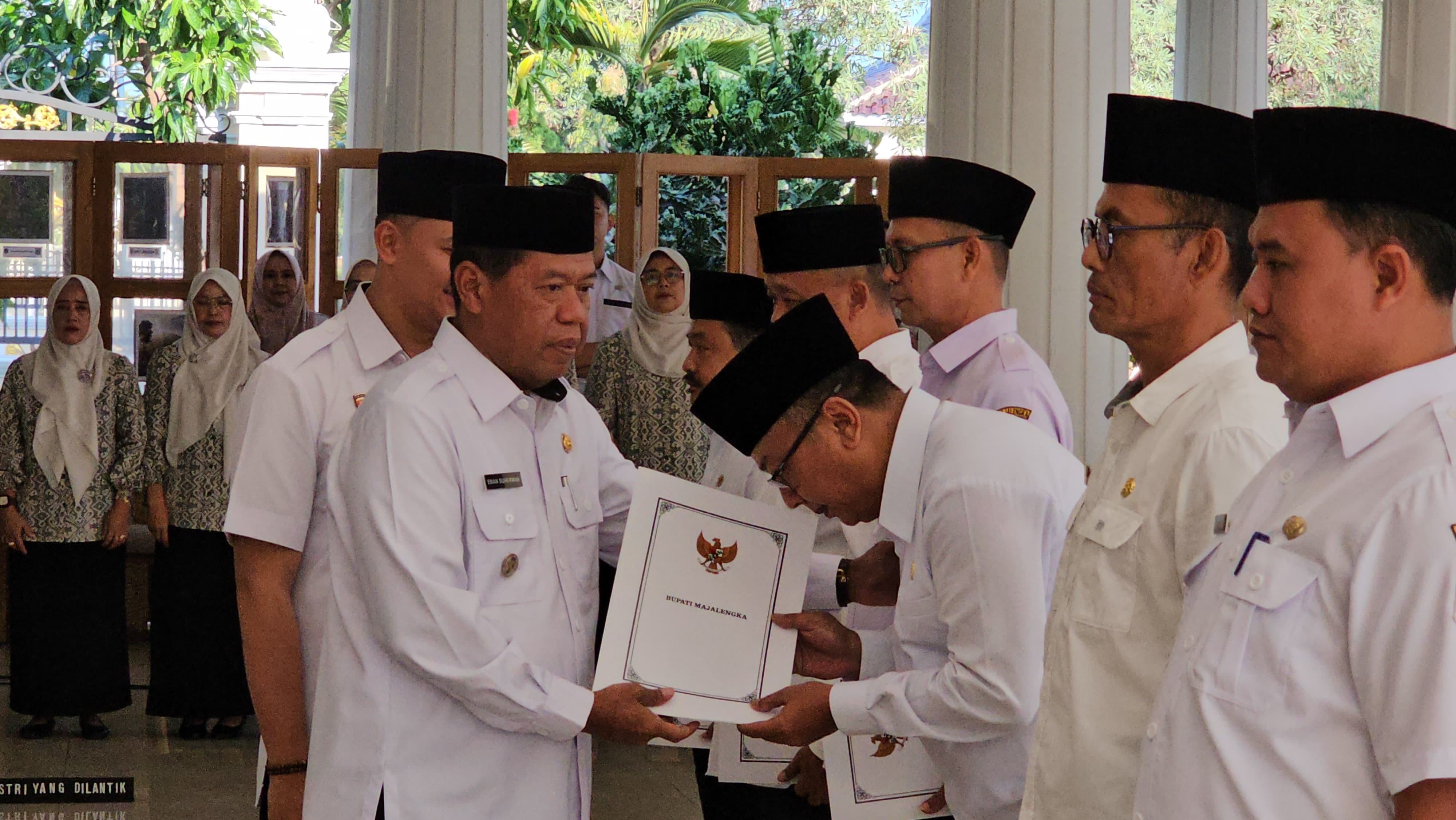 Bupati Eman Suherman Lantik Enam  Pejabat Eselon II