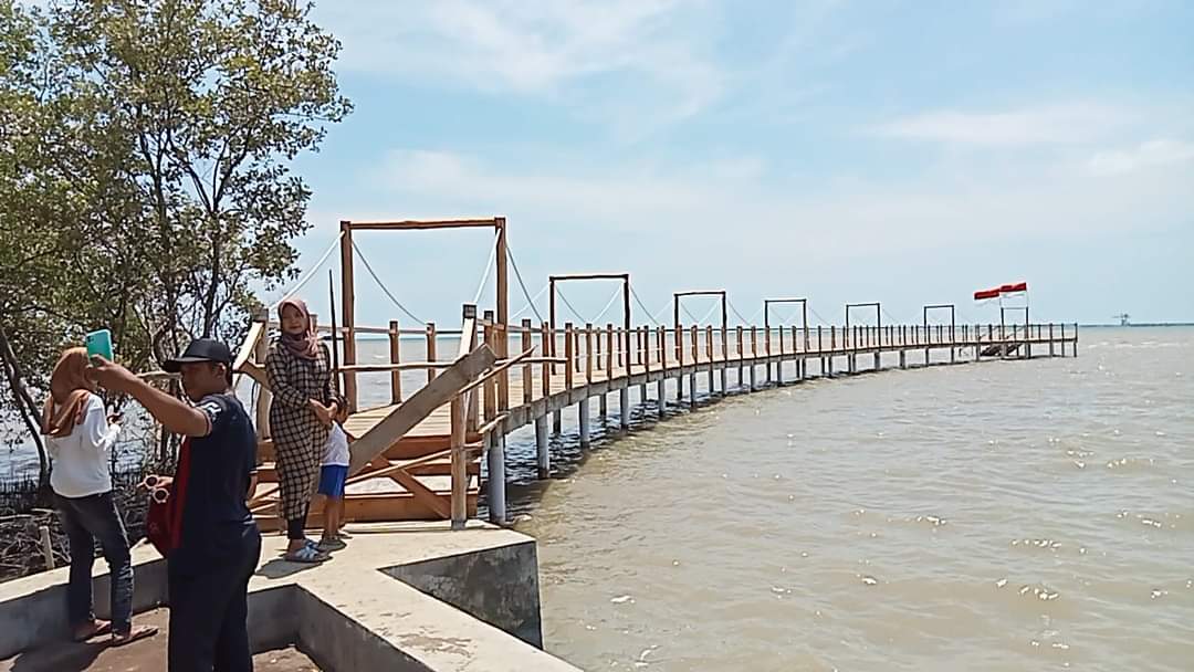 Berwisata di Pantai Kejawanan, Surganya Pasir Hitam di Cirebon!