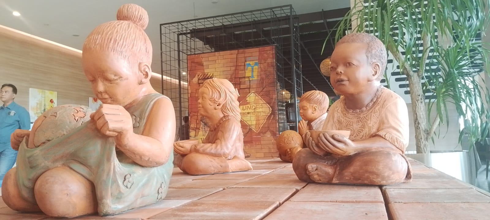 “Bukan Robot”, Pesan Seniman Syaitor di Pameran Resonance Majalengka: Manusia Berhak Lelah