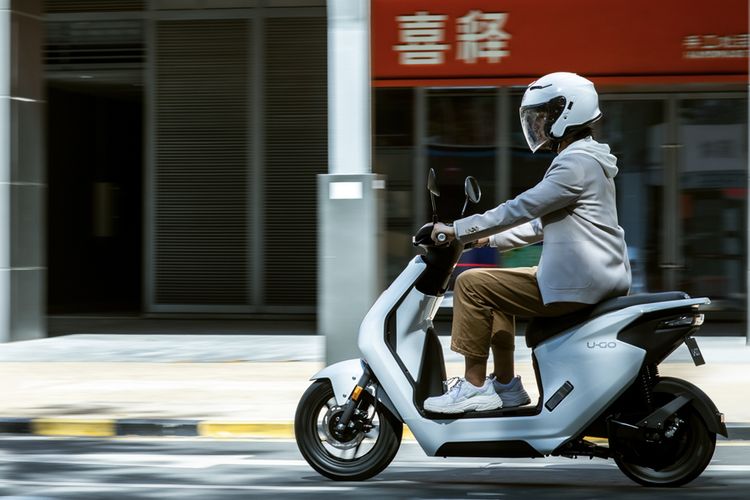 Motor Listrik vs Motor Bensin? Manakah yang Paling Bikin Irit?