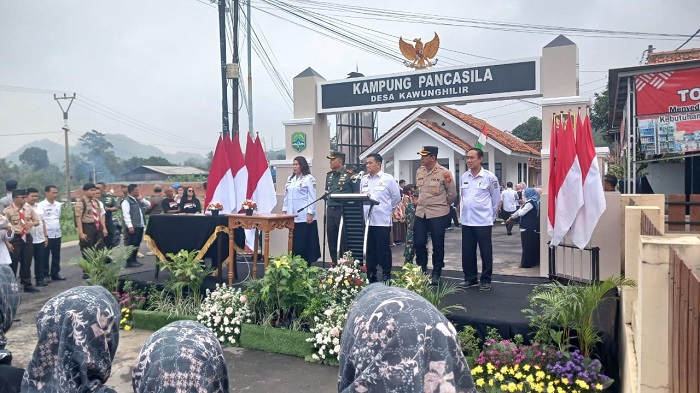 Pj Bupati Dedi Supandi Meresmikan Desa Kawunghilir Jadi Kampung Pancasila