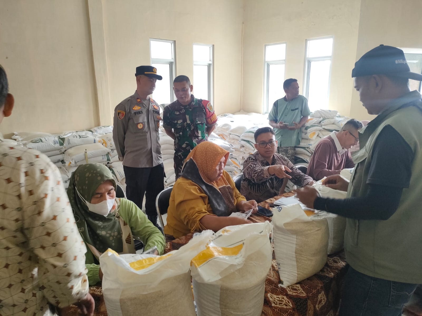 Ribuan Warga Majalengka Terima Bantuan Beras Serentak, 6.751 KPM Dapat 20 Kg Per Orang