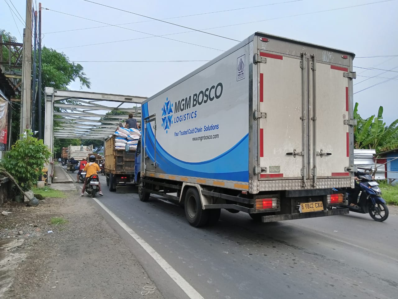 Jembatan Cisambeng Berlubang, Akses Cirebon-Bandung Nyaris Putus