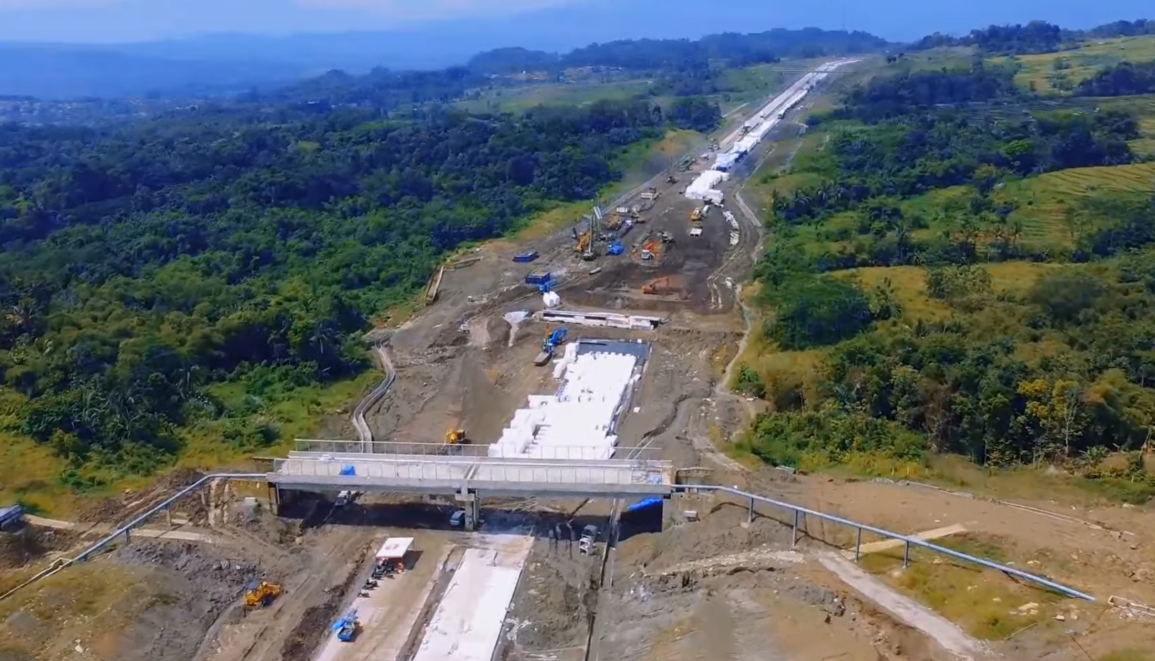 BUTUH KEAJAIBAN! 3 Lokasi Ini Bikin Ragu TOL CISUMDAWU Bisa Dipakai Mudik Lebaran, Lihat Saja