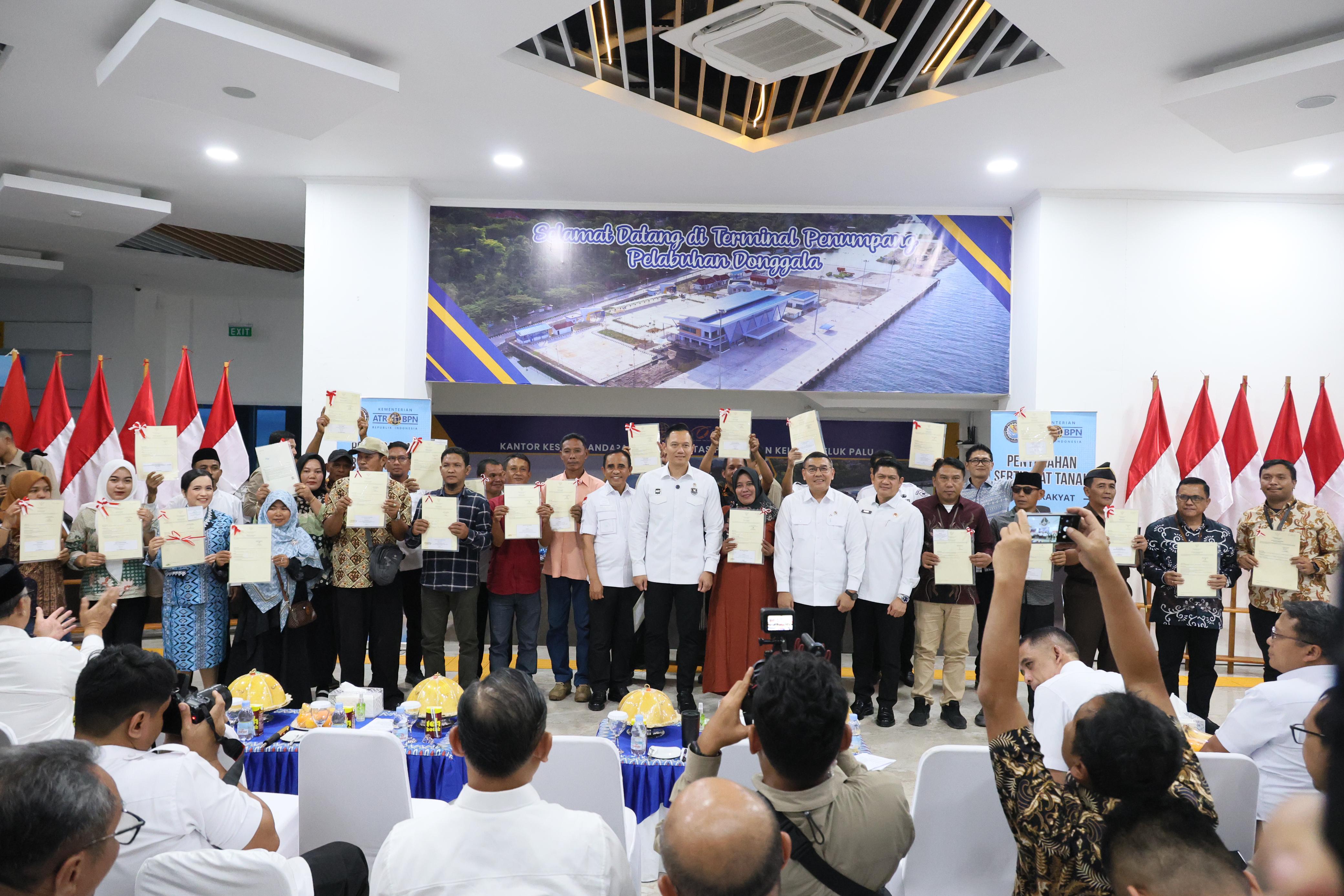 Menko AHY dan Wamen ATR/BPN Serahkan 160 Sertipikat Tanah untuk Warga dan Pemda Sulawesi Tengah