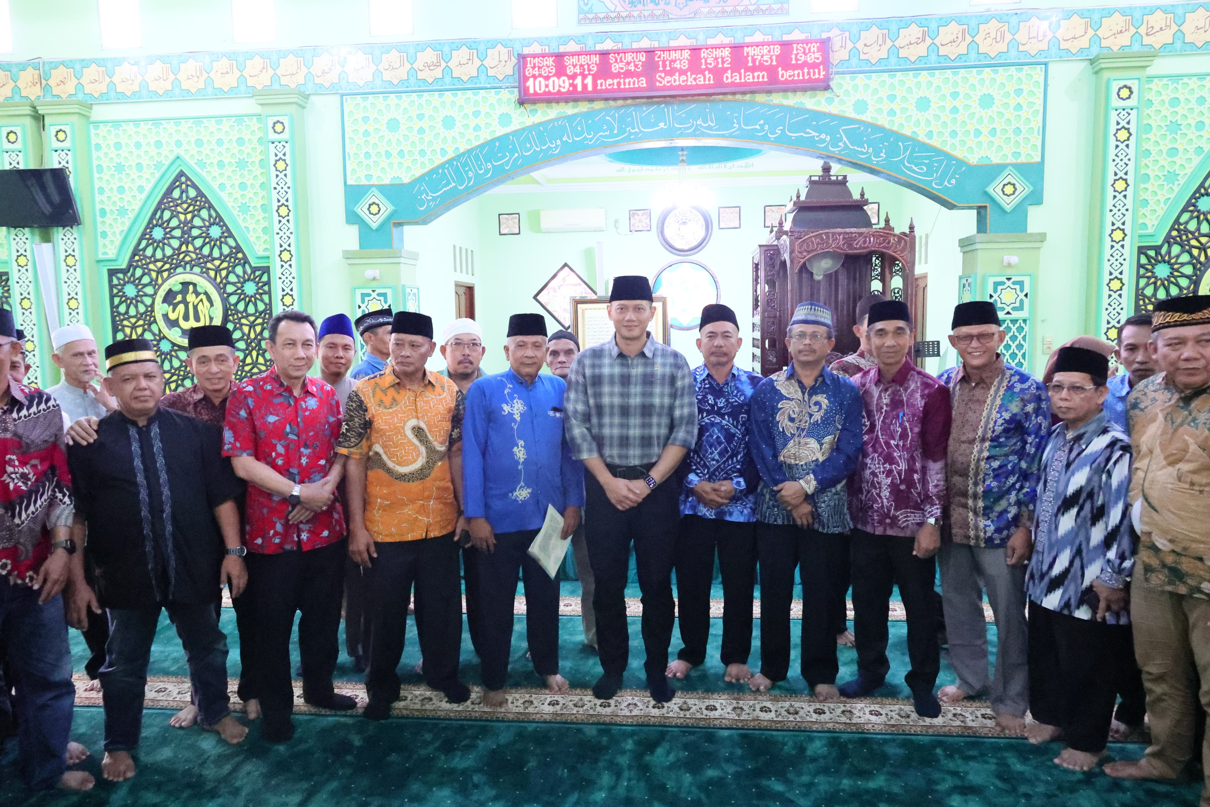 Terima Sertipikat Wakaf,Warga Tanjung Hulu, Pontianak Timur Tak Lagi Khawatir Kehilangan Masjid