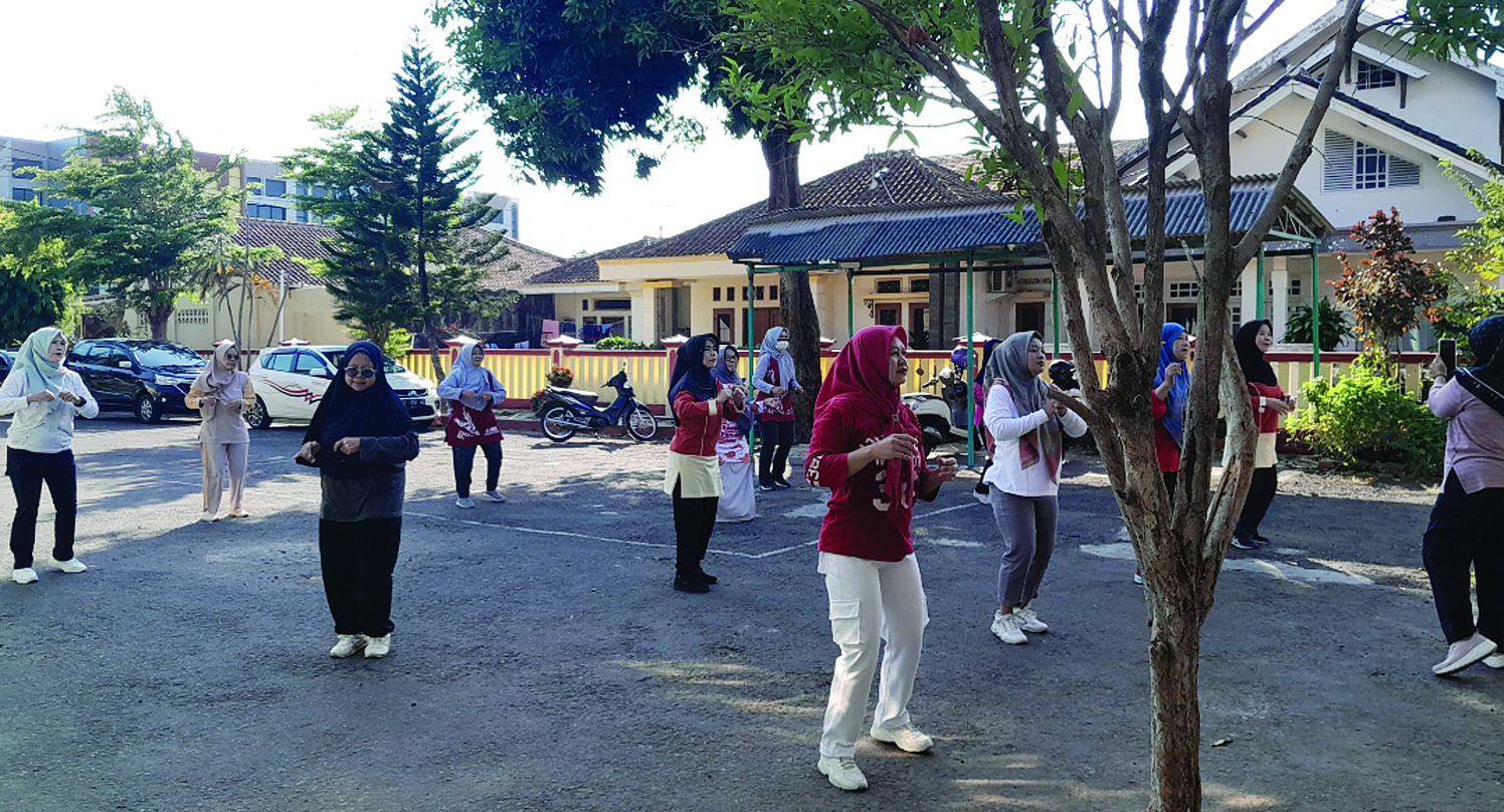 Ibu-ibu dan Lansia Rutin Gelar Senam Bersama Setiap Jumat di Halaman Kantor Kelurahan Majalengka Kulon