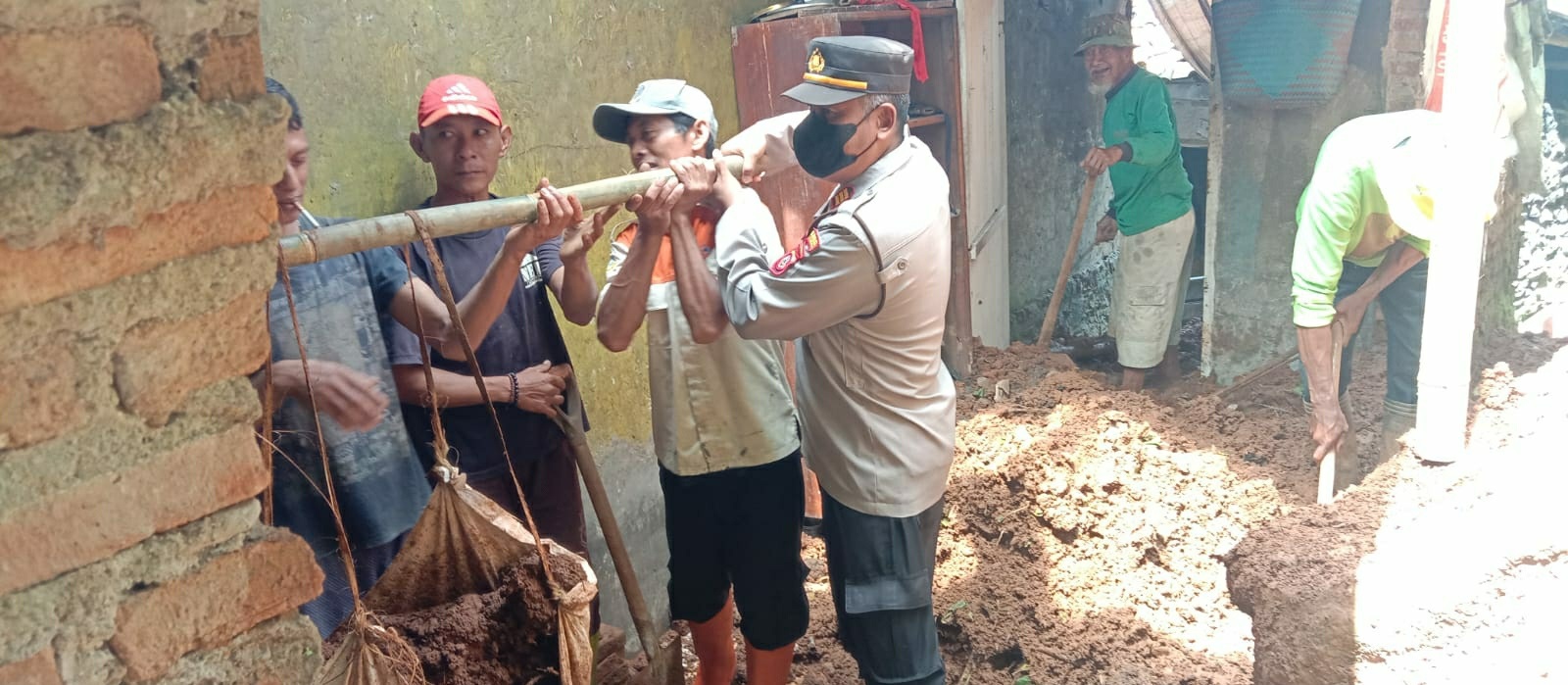 Tebing Longsor Timpa Rumah, Warga Blok Cipadung Desa  Sindangpanji Mengungsi