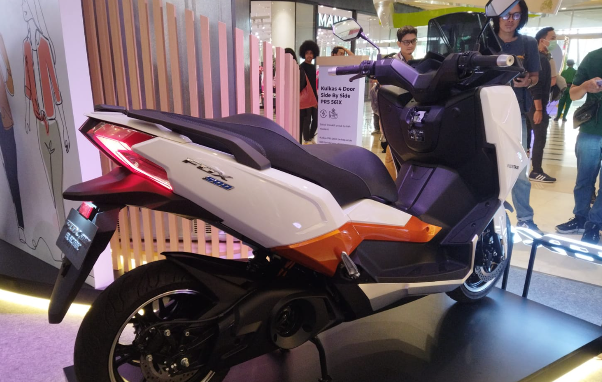 Ditenagai Baterai LiFePO4 Daya 5000 Watt, Jarak Tempuh Motor Listrik Polytron Fox 500 Tembuh 150 Km