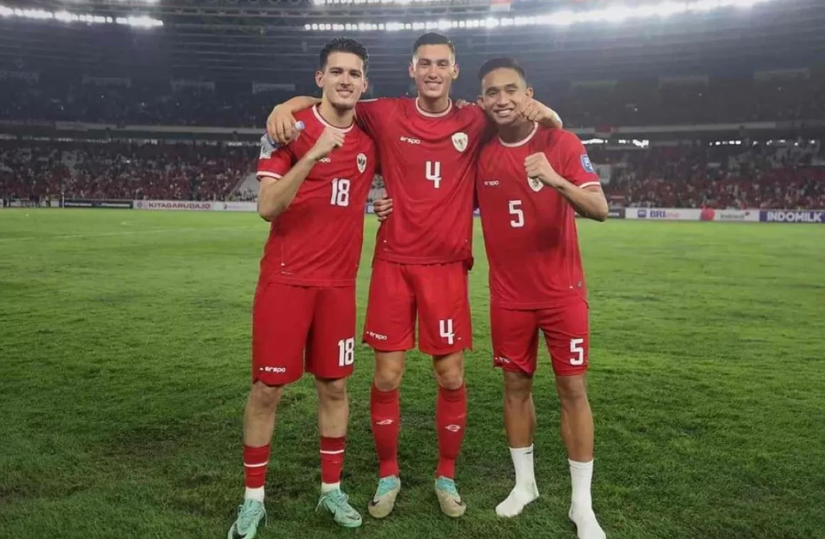 Freddy Muli Sindir Kluivert: “Formasi Tiga Bek Sudah Terbukti, Jangan Dipaksakan Dua Bek Tengah”