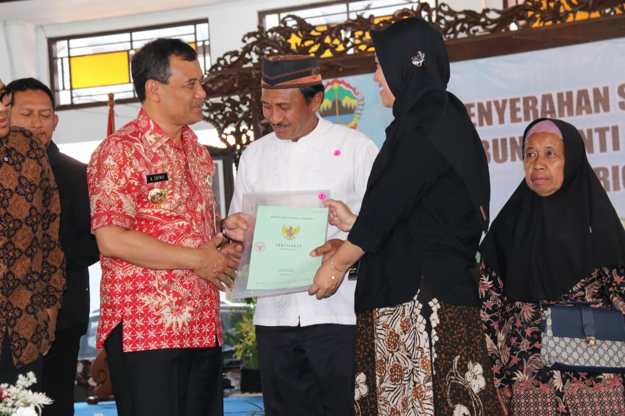 Hutang Petani Eks PIR Dihapus, Gubernur Jateng Ahmad Luthfi Bagikan 1.065 Sertifikat Tanah