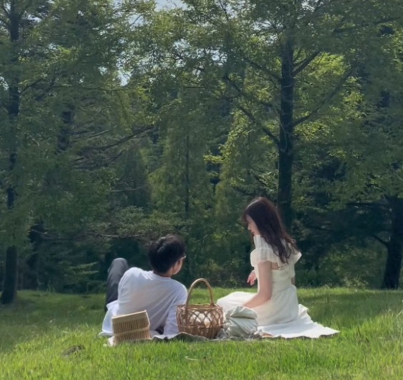 Cocok untuk Kamu yang Lagi LDR, Ini 5 Prompt Gemini AI Foto Bersama Pasangan yang Lagi Viral