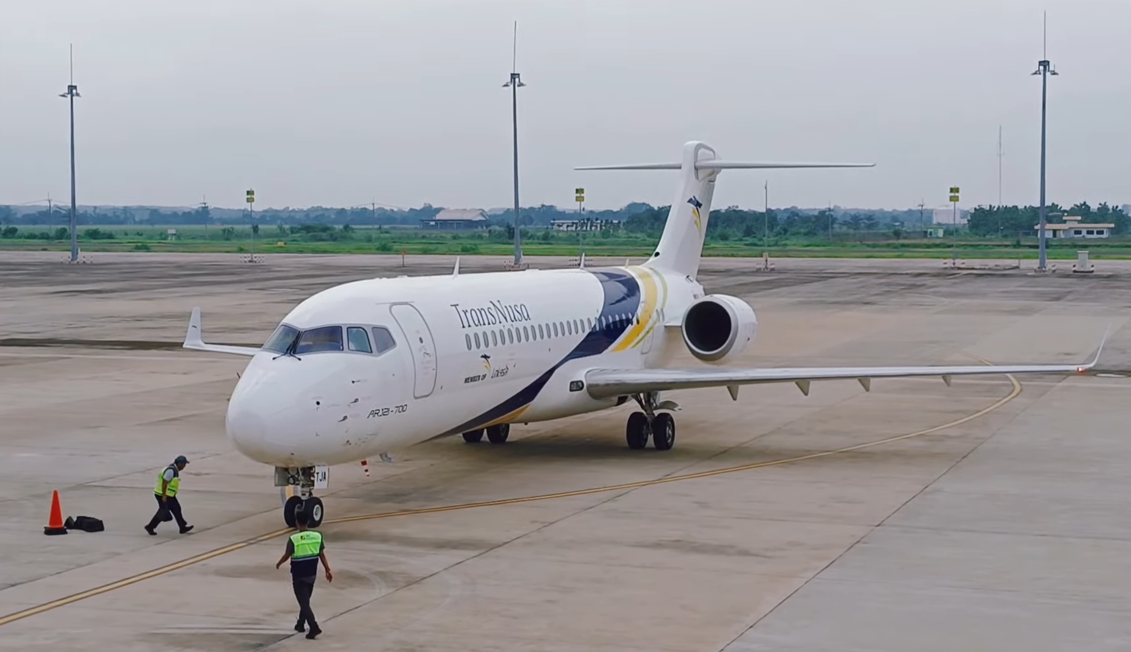 MELIHAT LAGI Pesawat Made In China yang Beroperasi Perdana di Indonesia Mendarat di Bandara Kertajati
