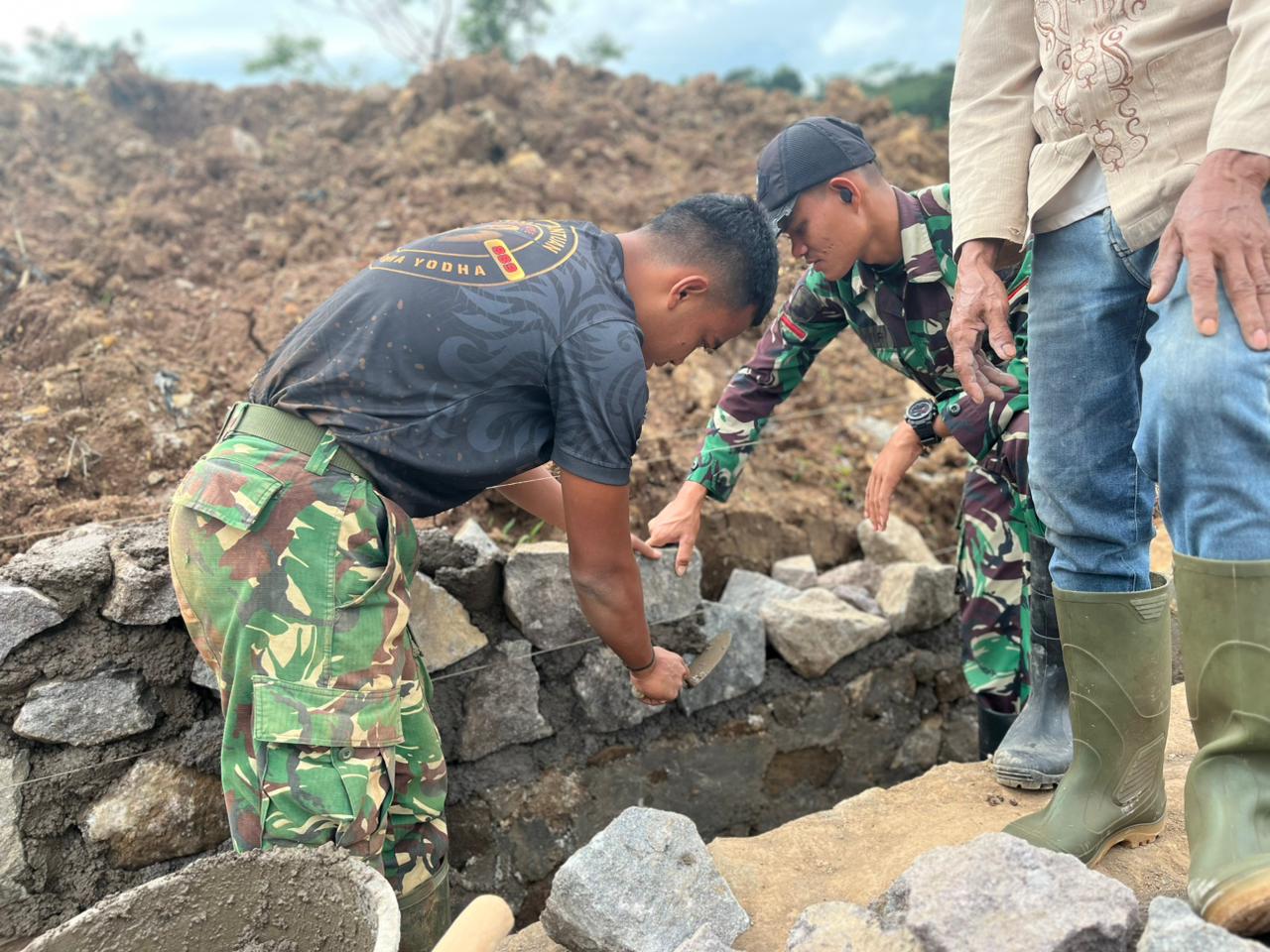 TMMD Ke-127 Kodim 0617 Majalengka Bangun TPT di Sindangwangi Cegah Longsor