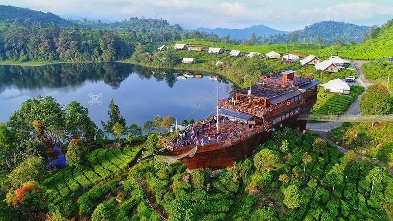 Glamping Lakeside Rancabali Ciwidey Terletak di Pinggir Sungai