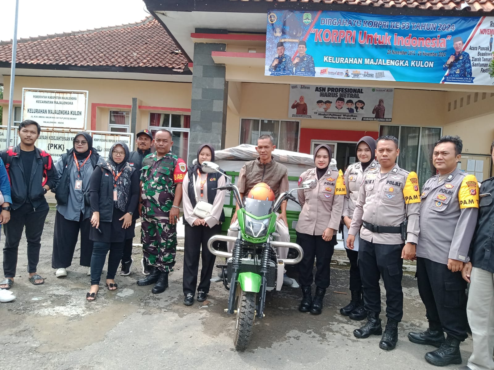 Petugas PPS Distribusikan Kota Suara di TPS Majalengka Kulon