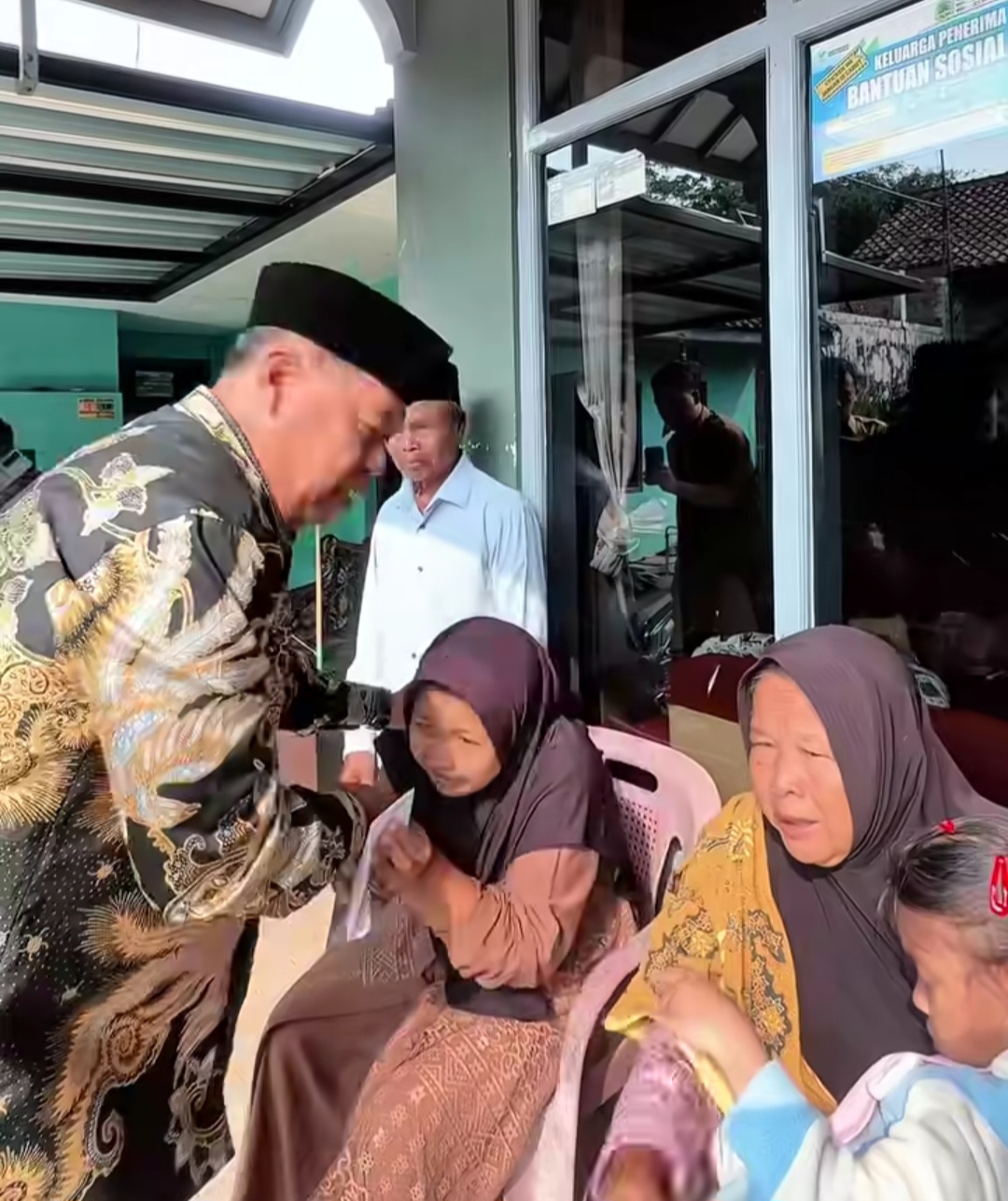 Bupati Majalengka Serahkan PKH kepada Anak Disabilitas di Desa Cicanir
