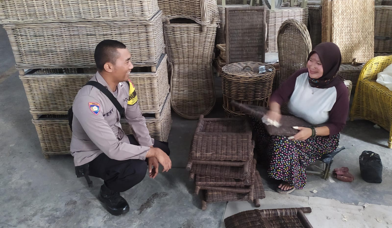 Bhabinkamtibmas Blusukan, ke Pengrajin Rotan di Sindangwangi