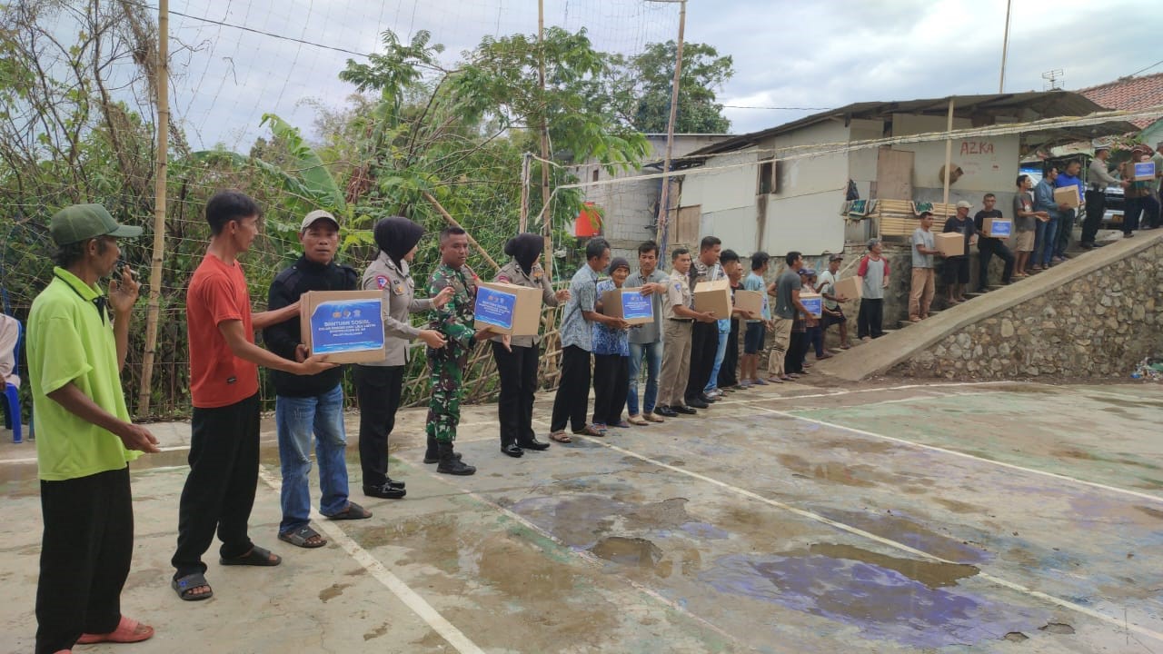 Satlantas Polres Majalengka Bagikan Ratusan Paket Bansos