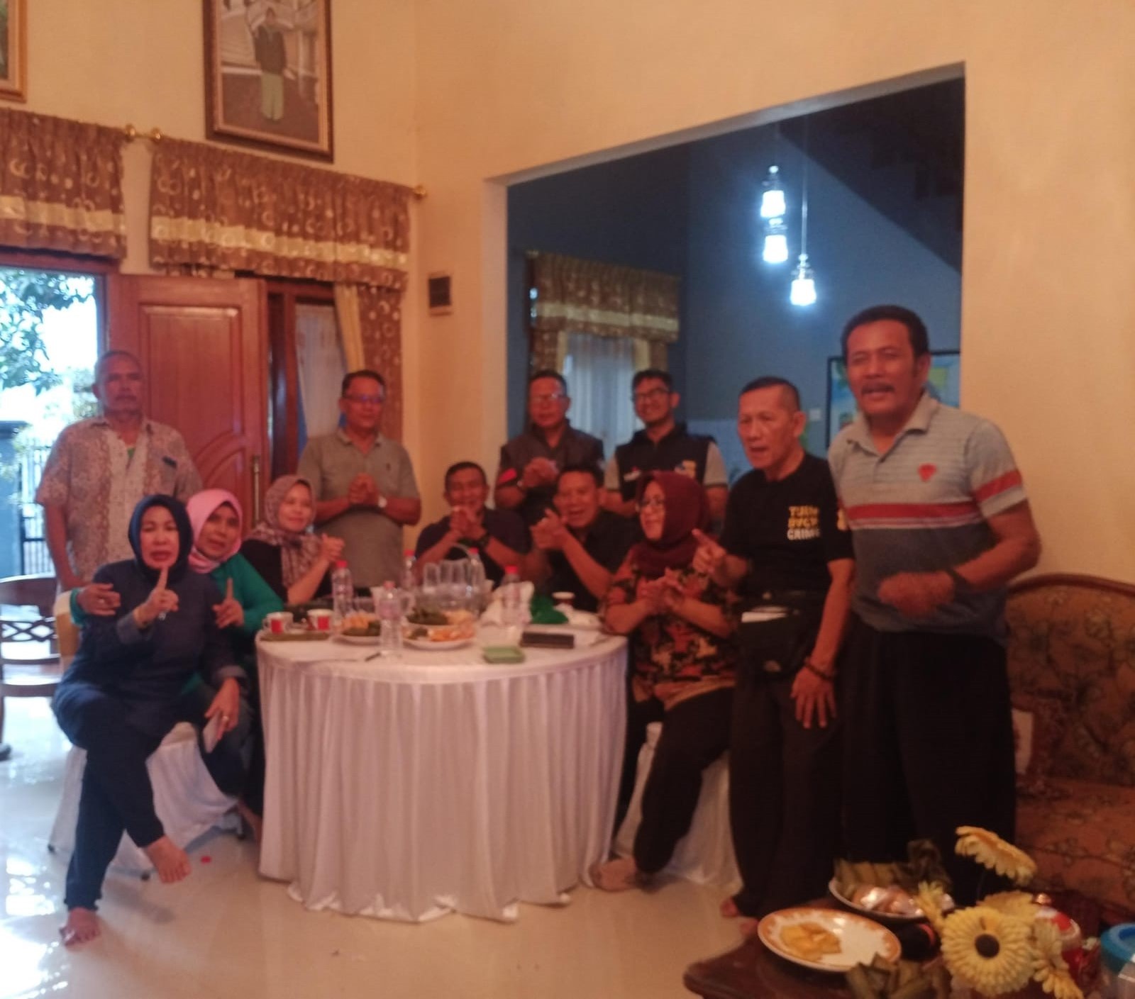 Jas Biru Nobar Debat Perdana Capres 