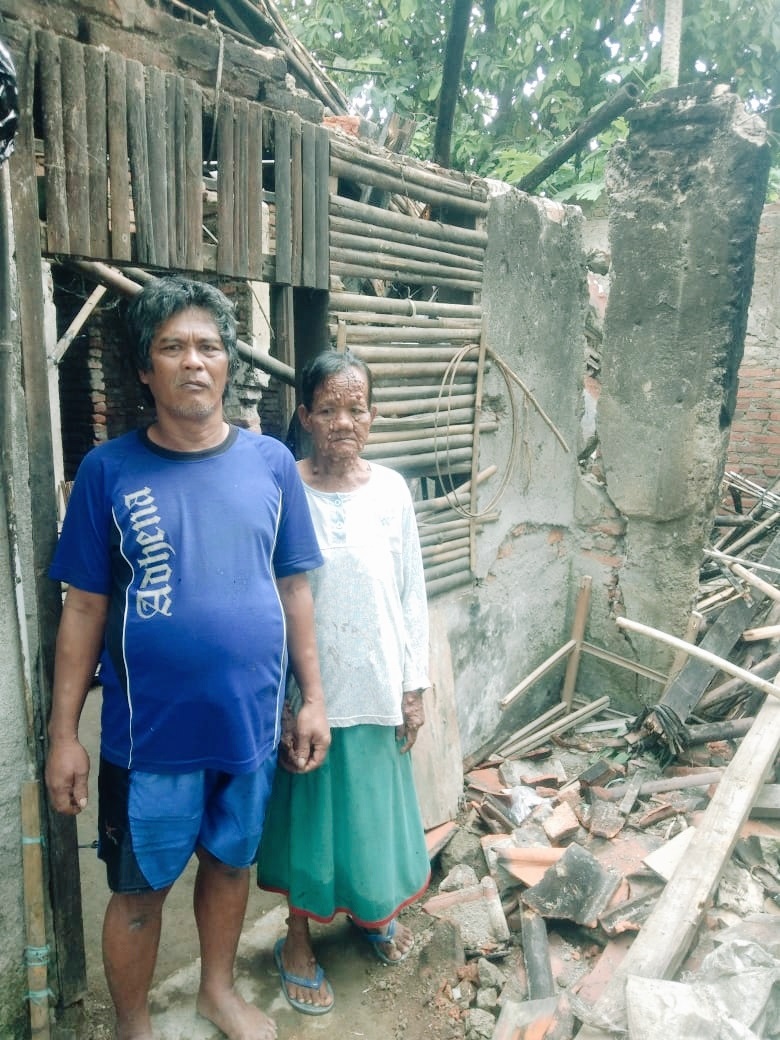 Bupati Janji Beri Bantuan, Korban Rumah Ambruk Dihantam Puting Beliung, Telantar  Ngungsi di Rutilahu 