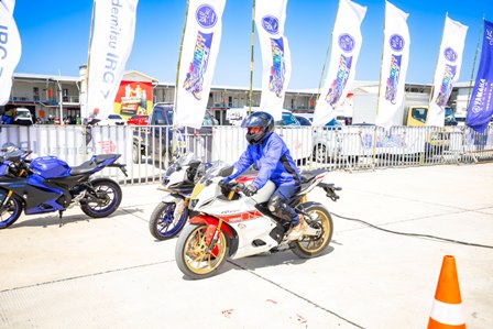 Jadi Bagian Keseruan bLU cRU Experience Day, Rasakan Riding Experience R15 Connected di Mandalika