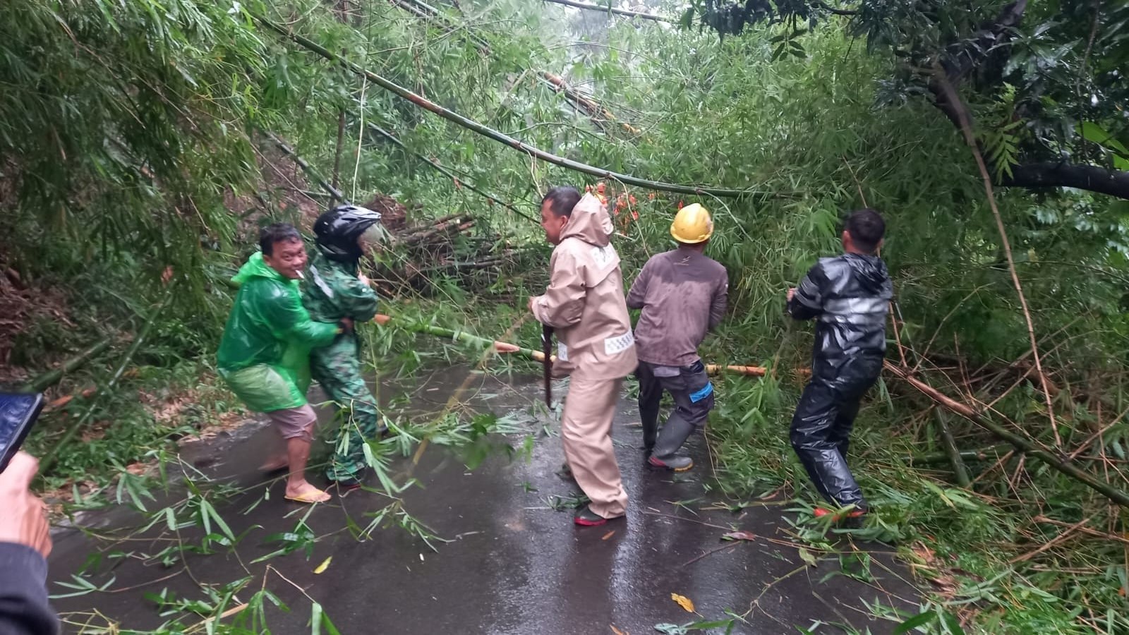 Duh! Jalan Leuwiseeng Tertutup Longsor Rumpun Bambu