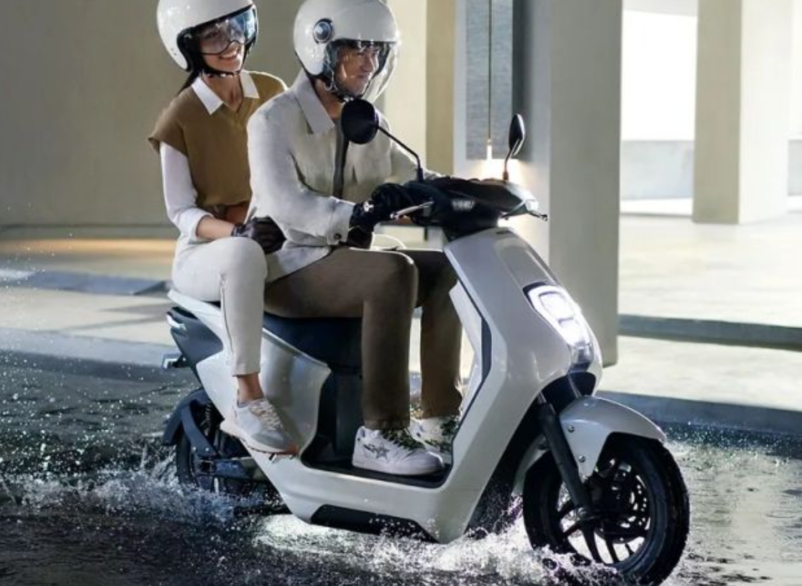 Gak Perlu Nunggu Banjir Surut, Berikut 5 Daftar Motor Listrik yang Tahan Banjir dan Genangan Air 1 Meter