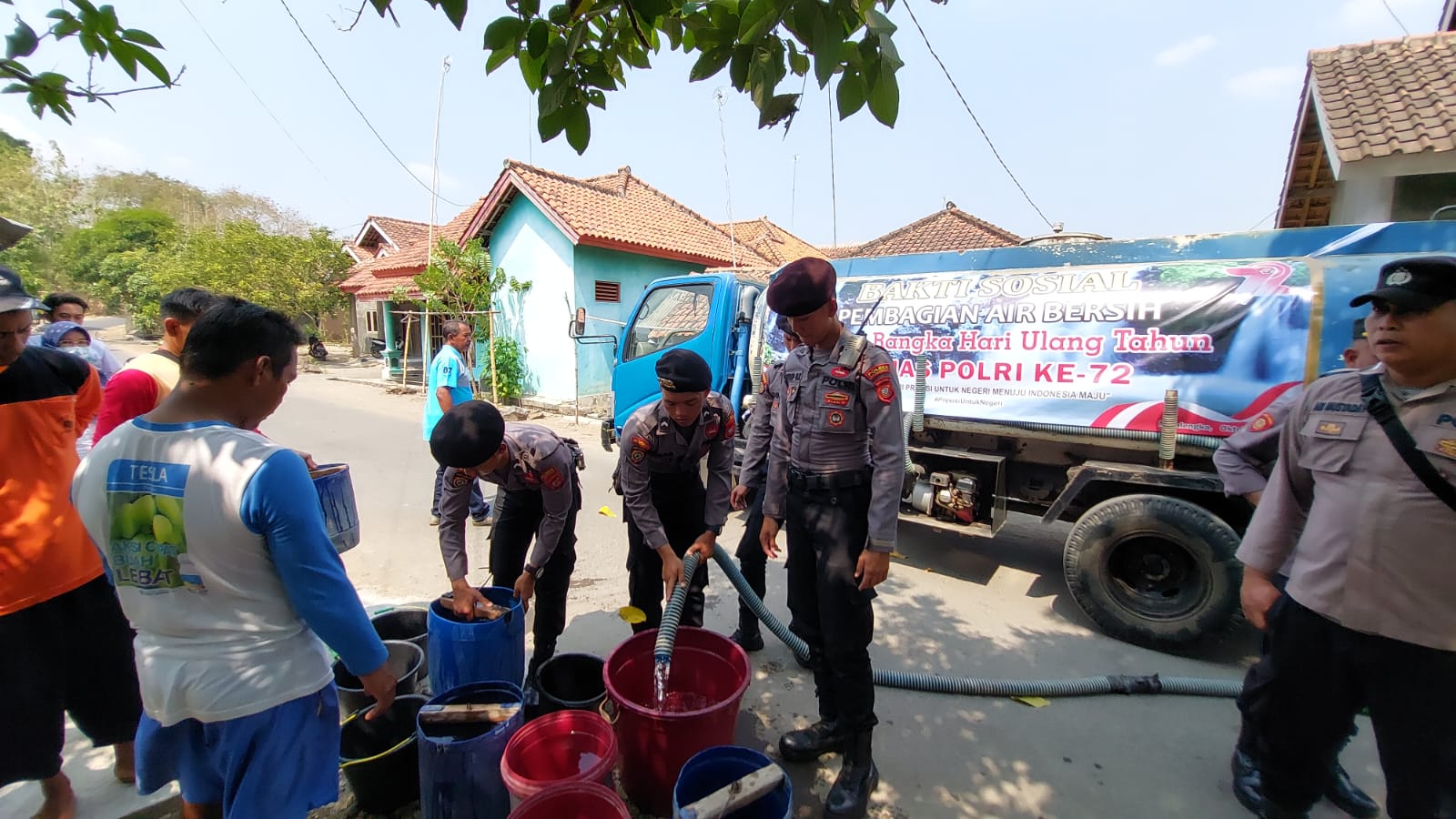 HUT Humas Polri ke-72, Polres Majalengka Berbagi Air Bersih di Desa Cipaku