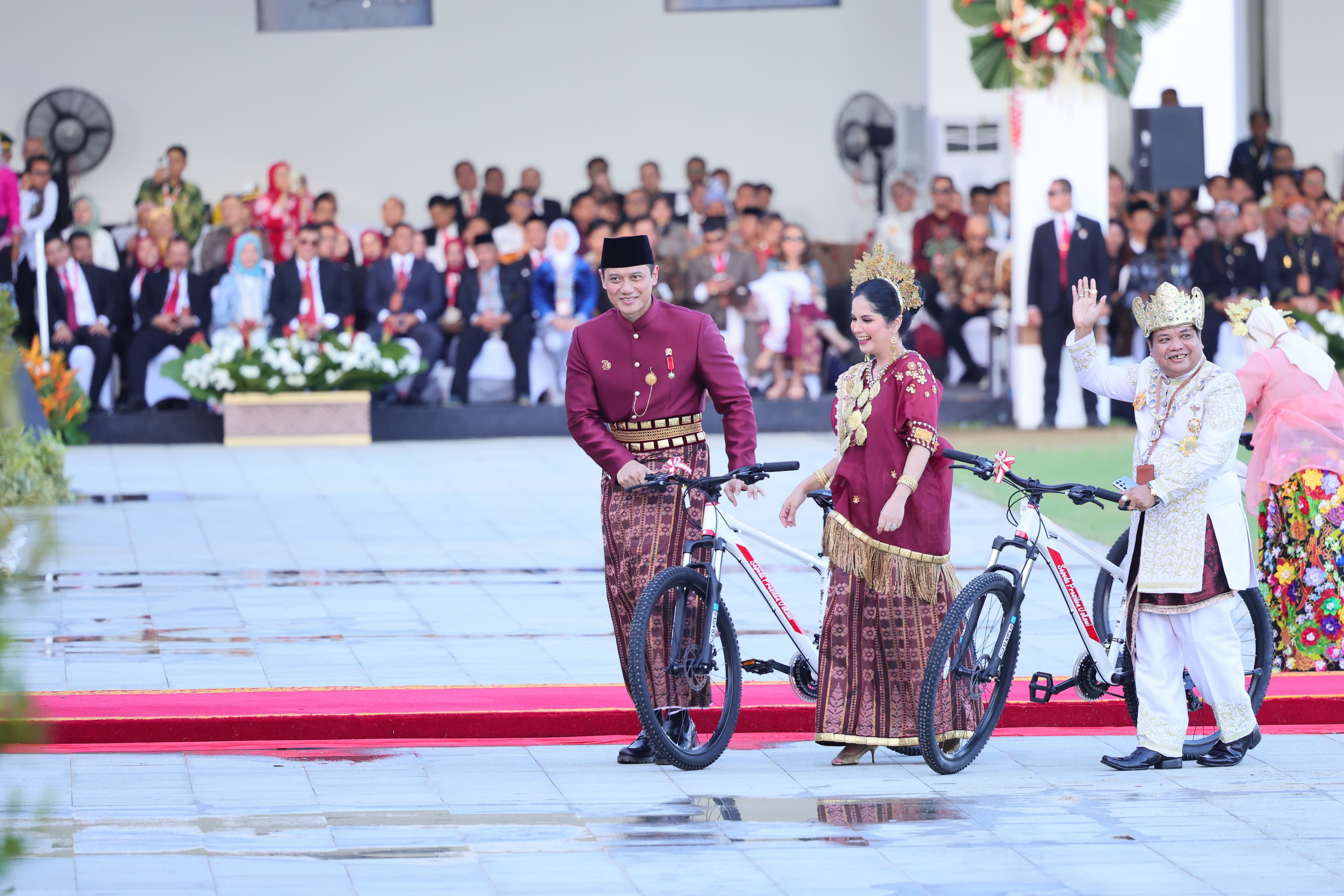 Menteri AHY Menangkan Busana Adat Terbaik 