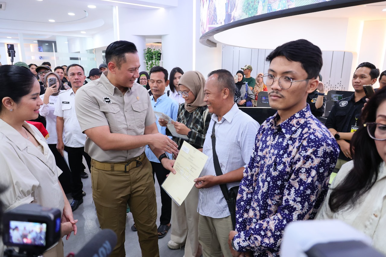Menteri AHY Serahkan Sertifikat Tanah Elektronik di Kabupaten Bekasi 