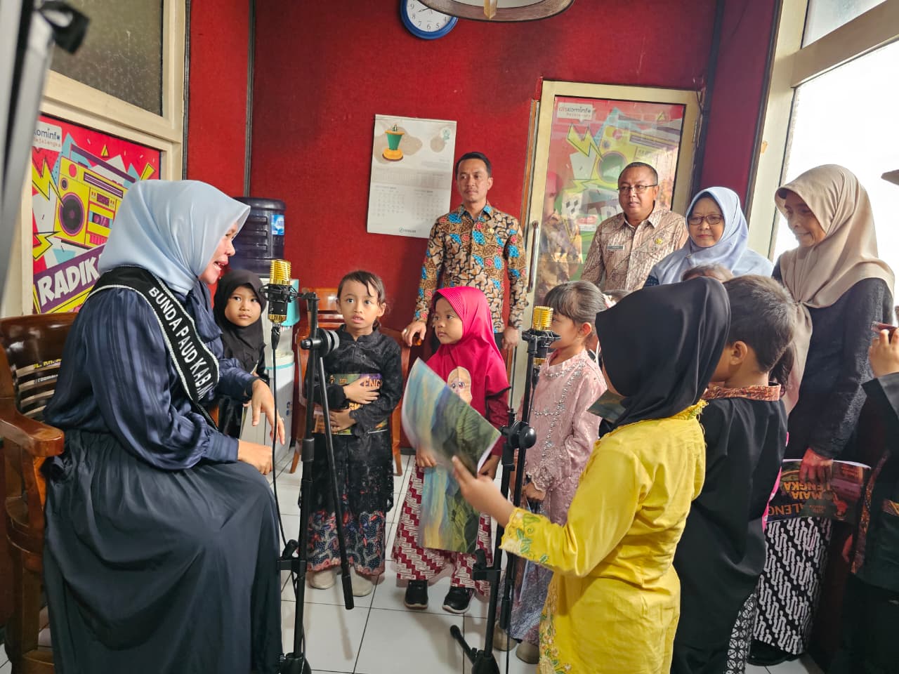 Penuh Keibuan, Bunda PAUD Iim Maemunah Ajari Anak-anak TK Budi Asih 2 Munjul