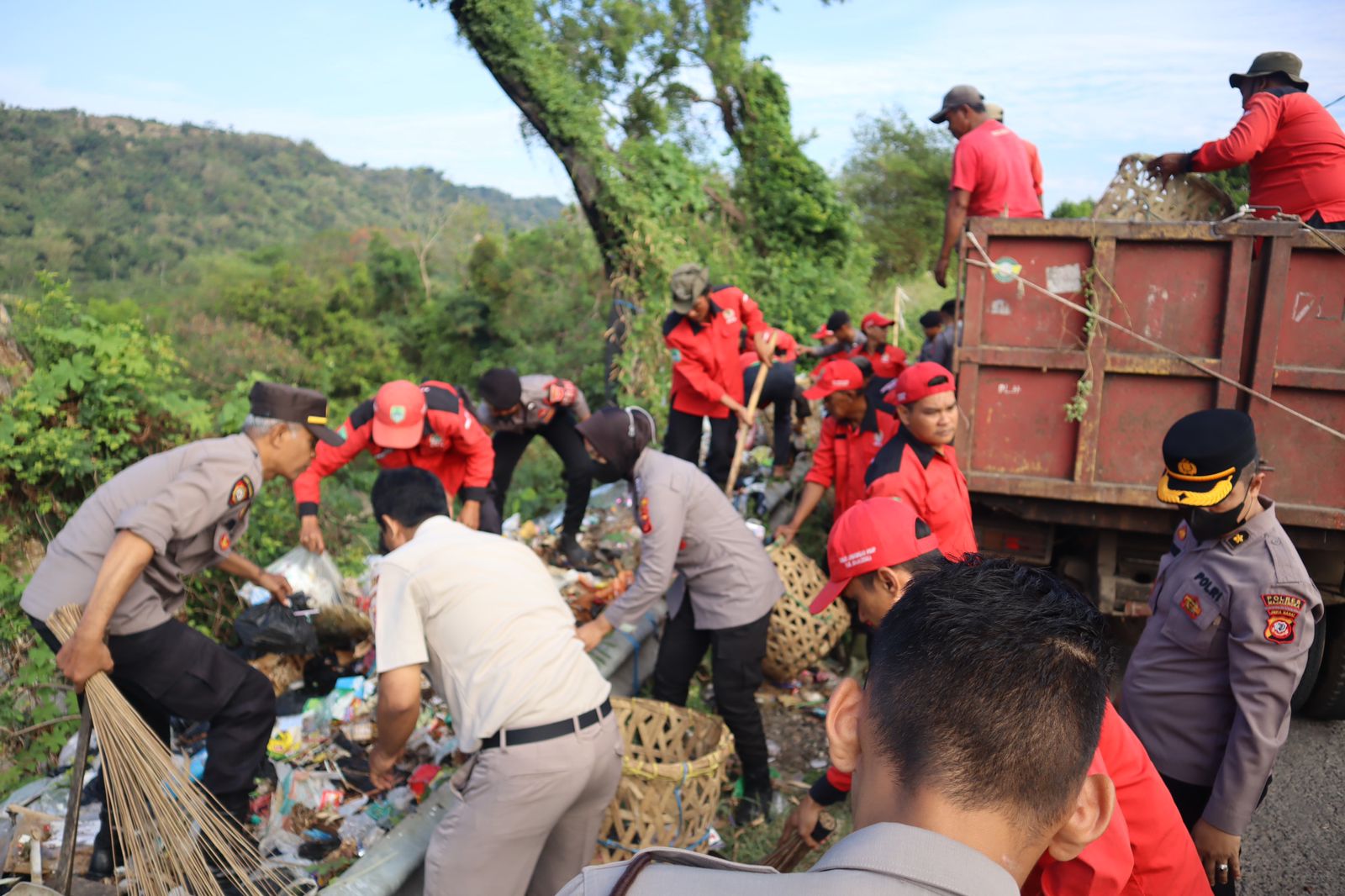 Peduli Lingkungan, Polres Majalengka Gelar Bersih – Bersih Sampah Bersama Warga di Pinggiran Sungai Cijurey