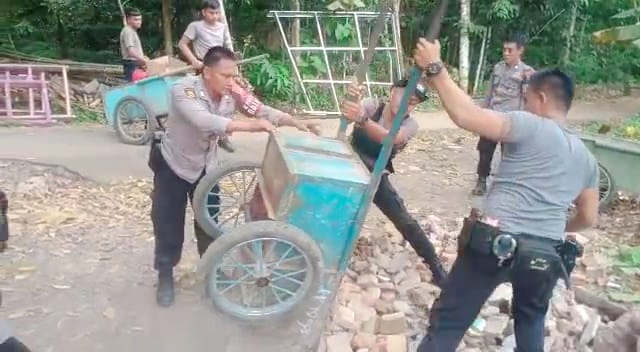 Sat Samapta Polres Majalengka Bantuan untuk Korban Bencana Alam di Kecamatan Leuwimunding 