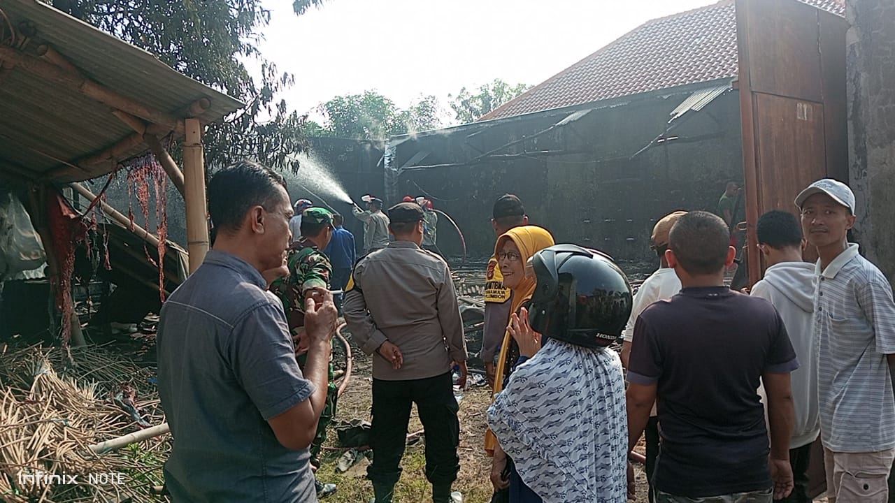 Gudang Penyimpanan Rotan Terbakar di Plumbon, Tidak Ada korban Jiwa