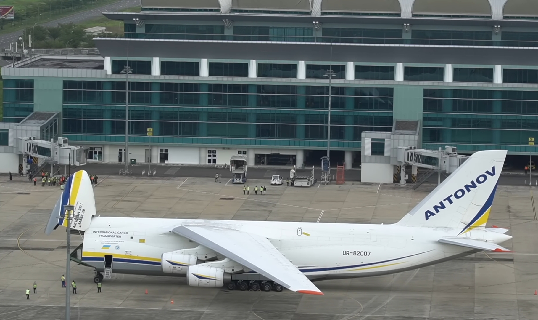 Pesawat Antonov Pilih Mendarat di Bandara Kertajati dan YIA, Mungkin Ini Alasannya