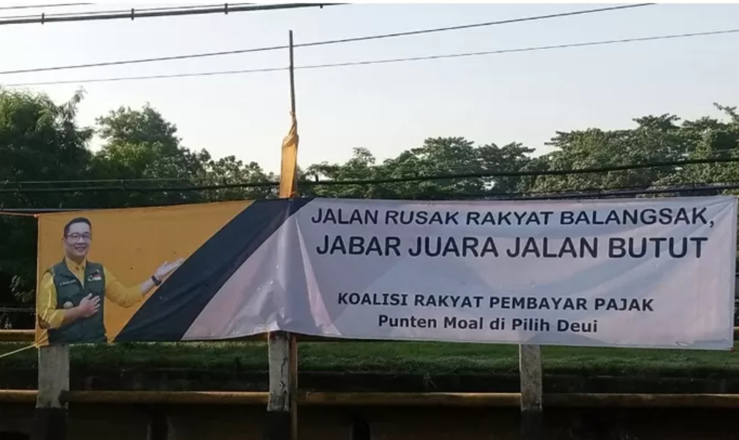 Punten Moal Dipilih Deui Spanduk Ridwan Kamil Soal Jalan Rusak Rakyat Balangsak Muncul Lagi
