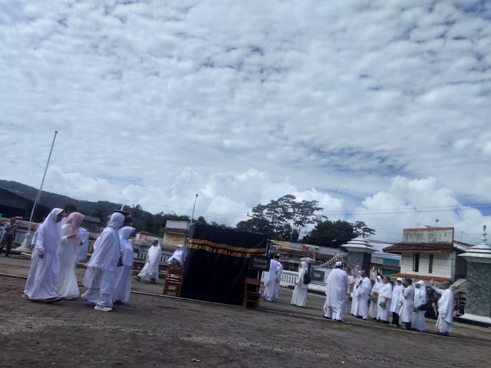 Calon Jamaah Haji Senam Kebugaran dan Manasik di Alun-alun Talaga