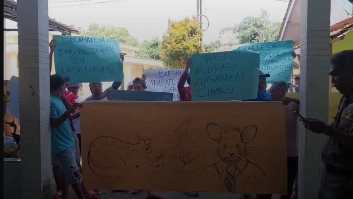 Puluhan Warga Demo, Tuntut Sekdes Cipaku Dihukum