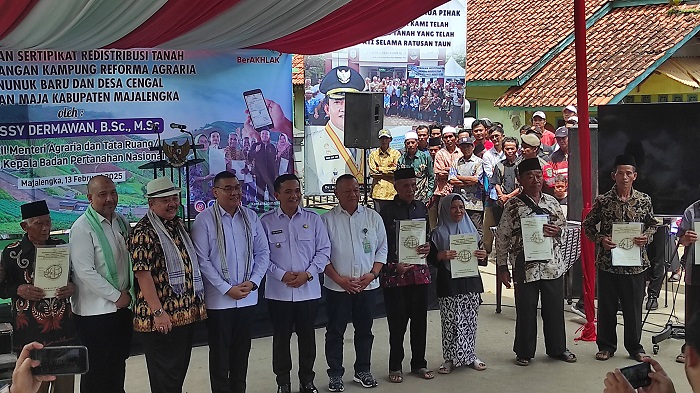 Wamen ATR Serahkan Sertifikat Tanah