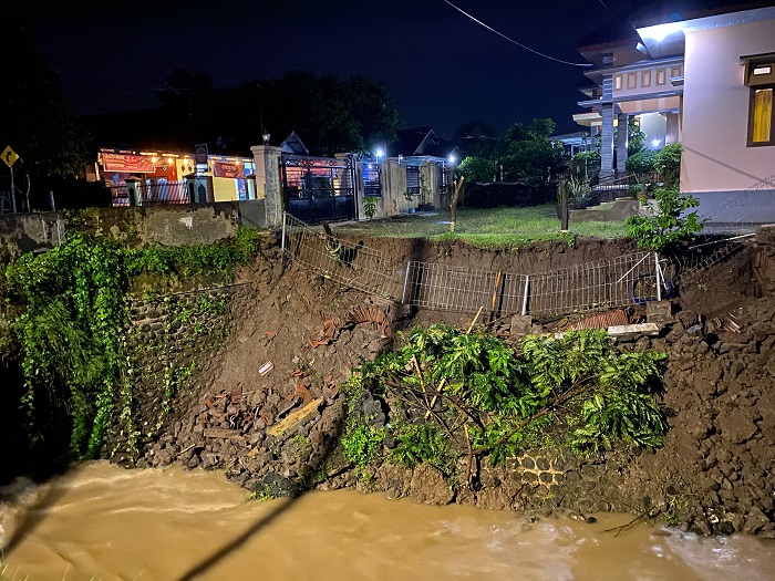 Ngeri! Sungai Cibuni Longsor Ancam Rumah Warga 