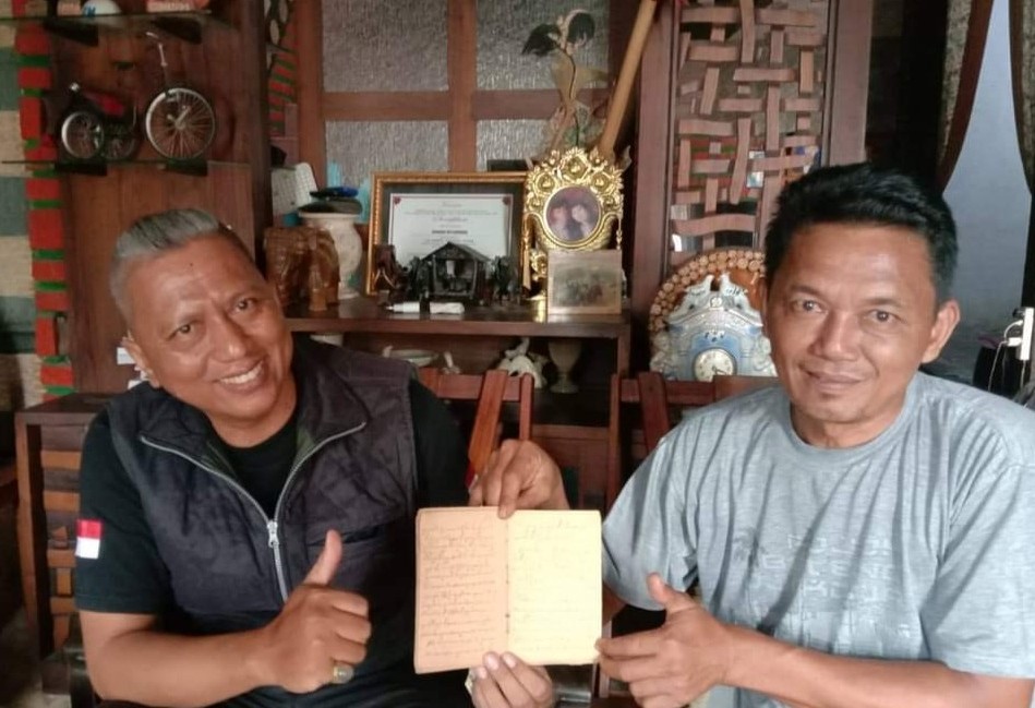 Mantan Kepala Desa Hibahkan Kitab Kuno